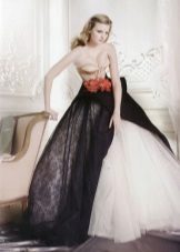 Gaun pengantin dengan ikat pinggang dan skirt hitam