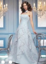 Um vestido de noiva silhueta azul claro