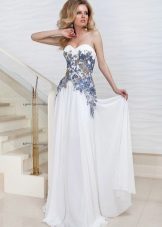 Vestuvių suknelė su mėlyna siuvinėjimu