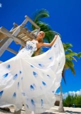 Vestuvių suknelė su mėlynomis gėlėmis