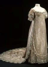 Старинна сватбена рокля в сребърен цвят