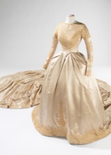Vestuvinė suknelė su XIX a. Traukiniu