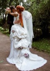 Gaun pengantin dengan turnyur