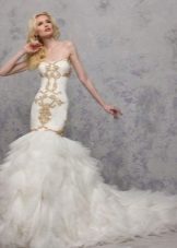 فستان الزفاف مع التطريز الذهب