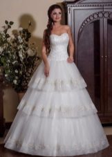 Um vestido de noiva em camadas