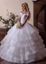 Gaun perkahwinan yang hebat dengan skirt bertingkat