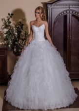 Bröllopsklänning med fluffig kjol