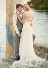 Gaun perkahwinan yang elegan dengan potong di belakang lurus