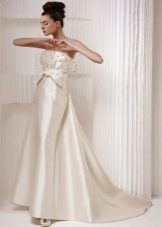 Gaun pengantin dengan mutiara pada kancing