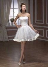 Um vestido de noiva curto de luxo da coleção Pearl by Hadassah