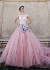 Розова сватбена рокля с лък