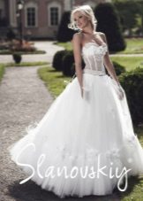 Gaun pengantin dengan korset telus dari Slanowski