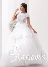 Великолепна сватбена рокля с многослойна пола