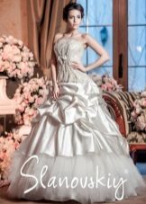 Gaun pengantin dengan skirt yang sepadan