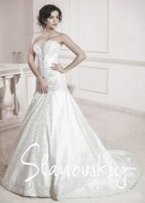 Сватбена рокля, украсена с перли