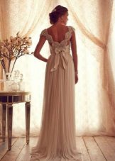 Une robe de mariée de la collection Gossamer d’Anna Campbell avec un dos découpé