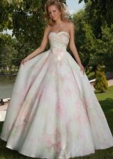 El vestido de novia de color de Oksana Mucha es magnífico.