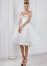 Vestido de noiva curto com um espartilho