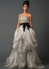 Bröllopsklänning från Vera Wong från samlingen av 2011 a-silhuett