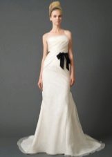 فستان زفاف من فيرا وونغ من مجموعة 2011 مع حزام أسود