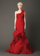 Червена сватбена рокля от Vera Wong с излишни украшения