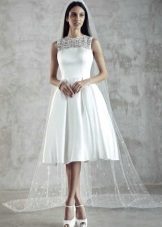 Къса пухкава бяла сватбена рокля
