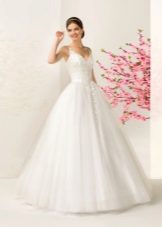 Baltas vestuvių pūkuotas suknelė su dirželiais