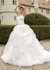 Великолепна бяла сватбена рокля с многопластова пола