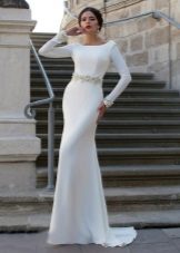 Straight white wedding dress na may sleeves