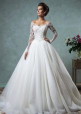 Gaun pengantin putih berbulu dengan lengan