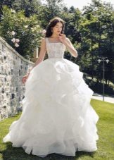 فستان زفاف رائع في الأرض