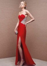 Raudona vakaro suknelė su plyšiu