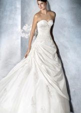 Balta viena vestuvių suknelė su užuolaidomis