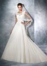 Um vestido de noiva de uma linha branca