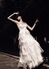Сватбена рокля от Хуго Залди с многопластова пола