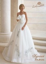 Lady White Diamond Wedding Dress na May Bulk Flower