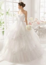 Vestido de noiva magnífico com pérolas em um espartilho