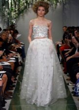 فستان زفاف مع أعلى مزينة