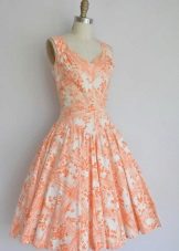 Oranje en witte jurk
