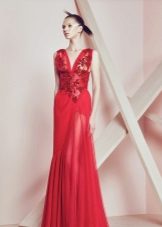 Red chiffon dress na may malalim na neckline