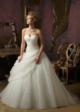Пищната сватбена рокля от Мори Лий е многопластова