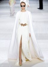 Gaun pengantin dari Giambattista Valli dengan celah
