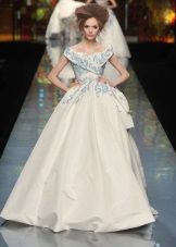 Vestuvių suknelė iš „Dior“ su mėlyna siuvinėjimo medžiaga