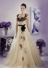 Сватбена рокля от Таня Григ с черна дантела