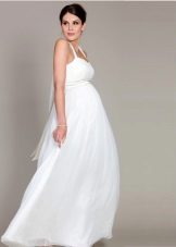 Ant diržų suknelė yra balta nėščioms moterims.
