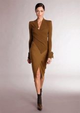 Vakker brun kjole med ermer