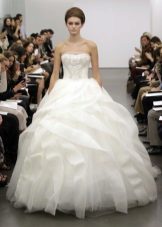 Gaun pengantin organza yang megah