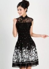 שמלה שחורה עם הדפס פרחוני לבן בסגנון סיני