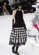 Siyah ve beyaz etekli Chanel elbise
