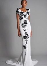 فستان أبيض مع نمط الأزهار السوداء